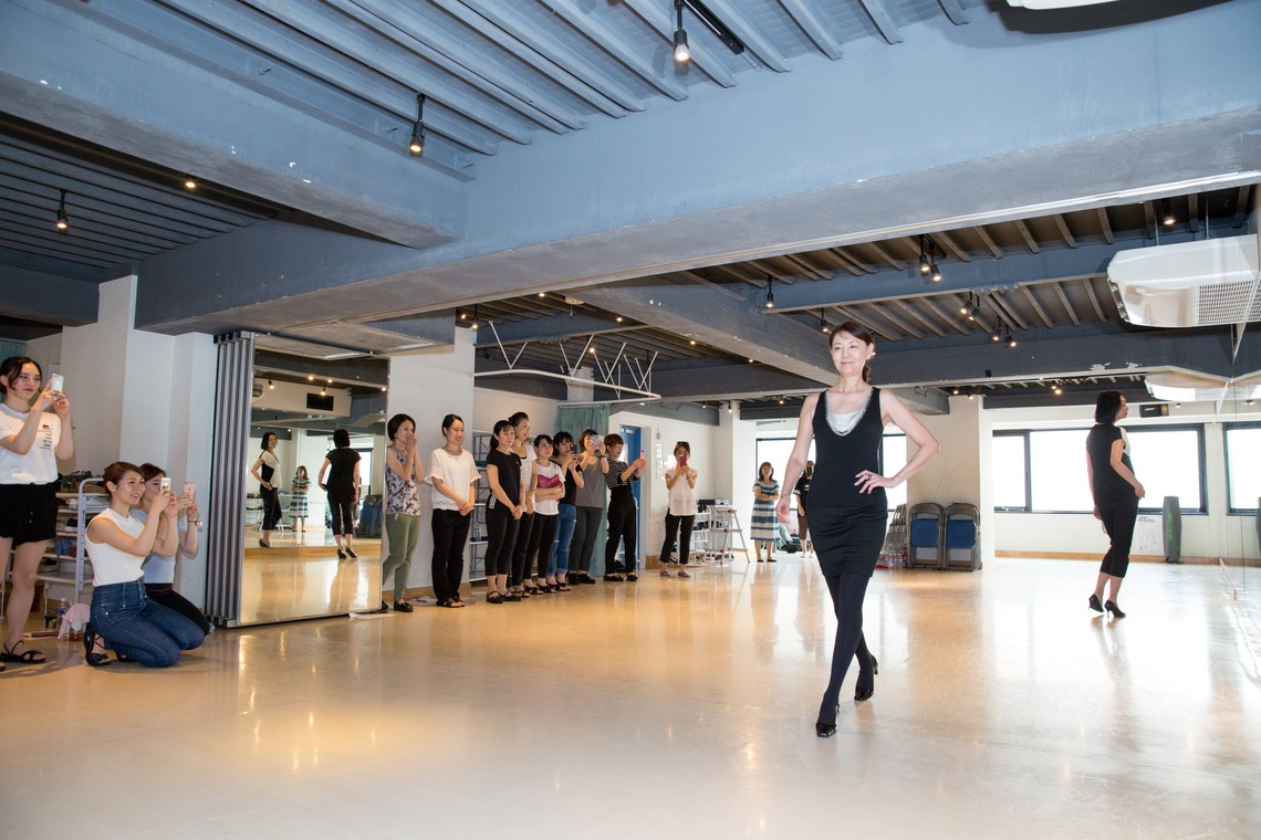 踊るカメラマンAKIRAが撮影した写真のアルバム「企業研修撮影」