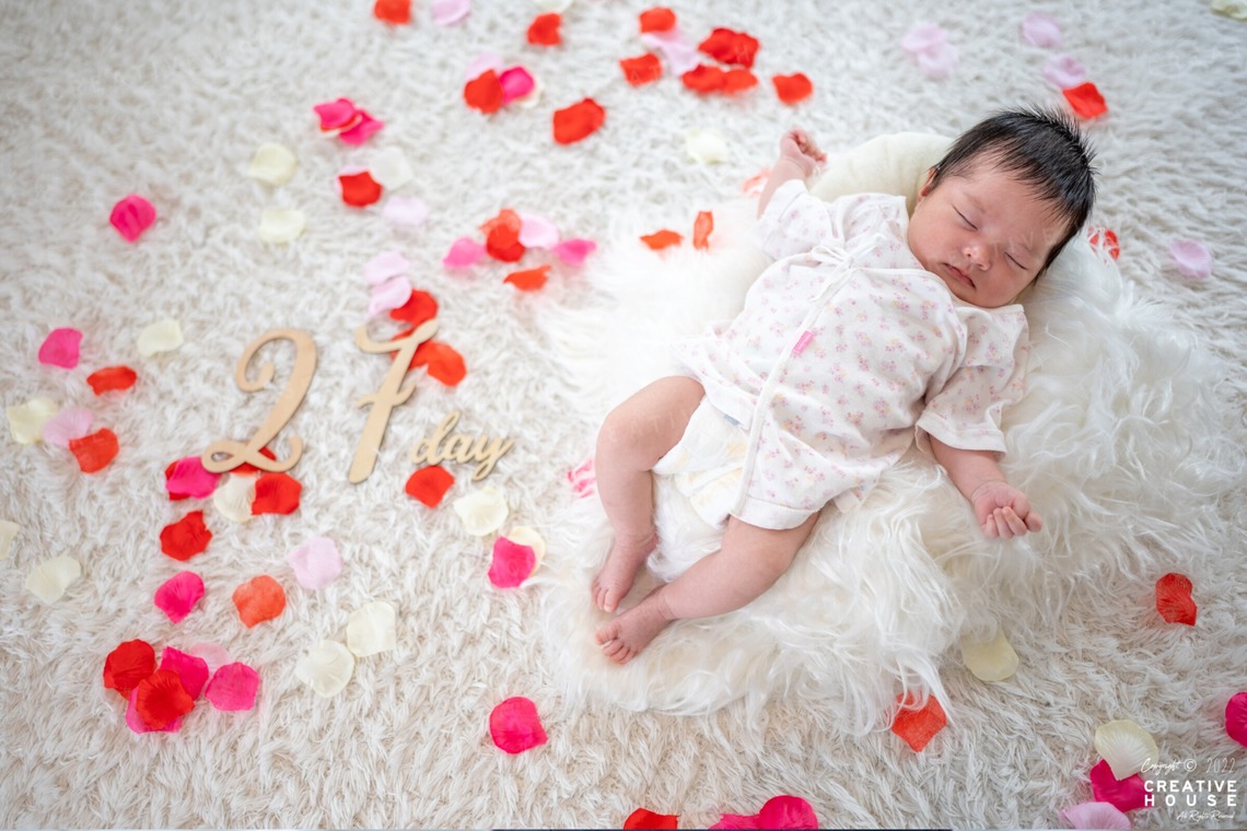 CREATIVE HOUSEが出張撮影した家族写真(キッズ,ベビーフォト)などが写った「ニューボーンフォト」の家族写真