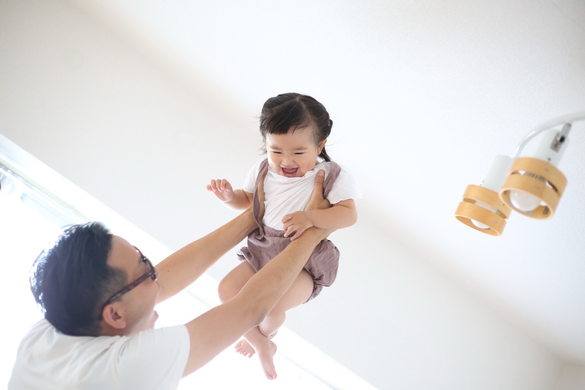 出張撮影HUG TIMEが撮影した写真のアルバム「家族写真〜ご自宅にて〜」