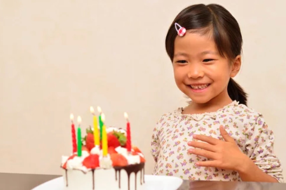 CREATIVE HOUSEが出張撮影した家族写真(キッズ,ベビーフォト)などが写った「バースデーフォト」の家族写真