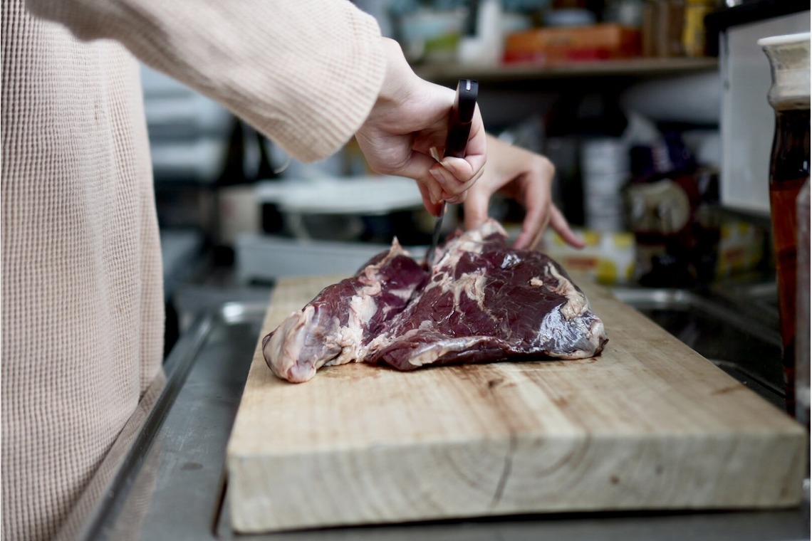 神部葵が撮影した「鹿猟師宣材写真、鹿肉料理撮影」の写真