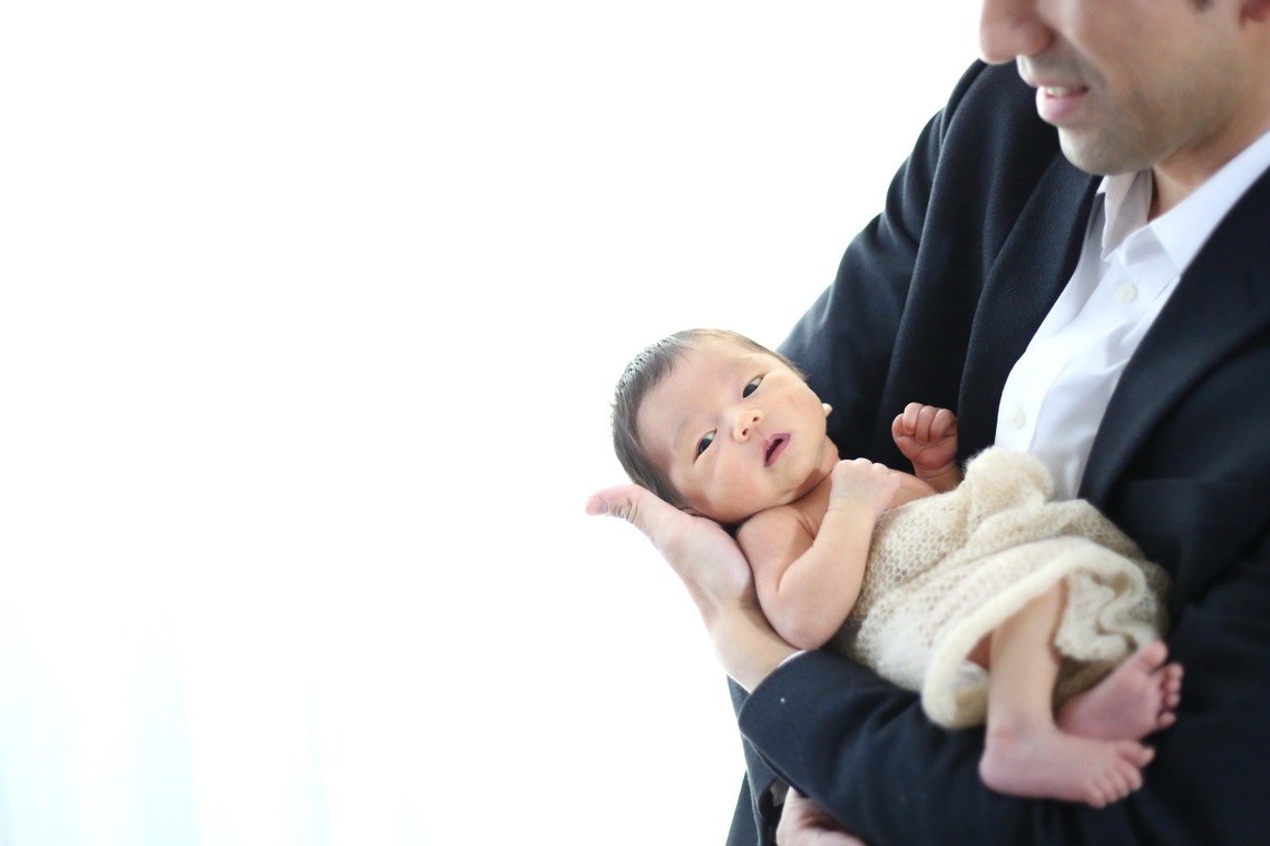 出張撮影HUG TIMEが出張撮影した家族写真(キッズ,ベビーフォト)などが写った「ニューボーンフォト＠自宅撮影」の家族写真