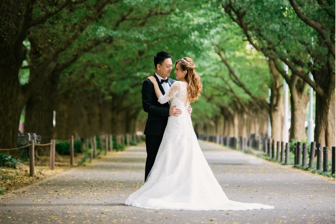 couple in the park — Photo by Yewkong Photography