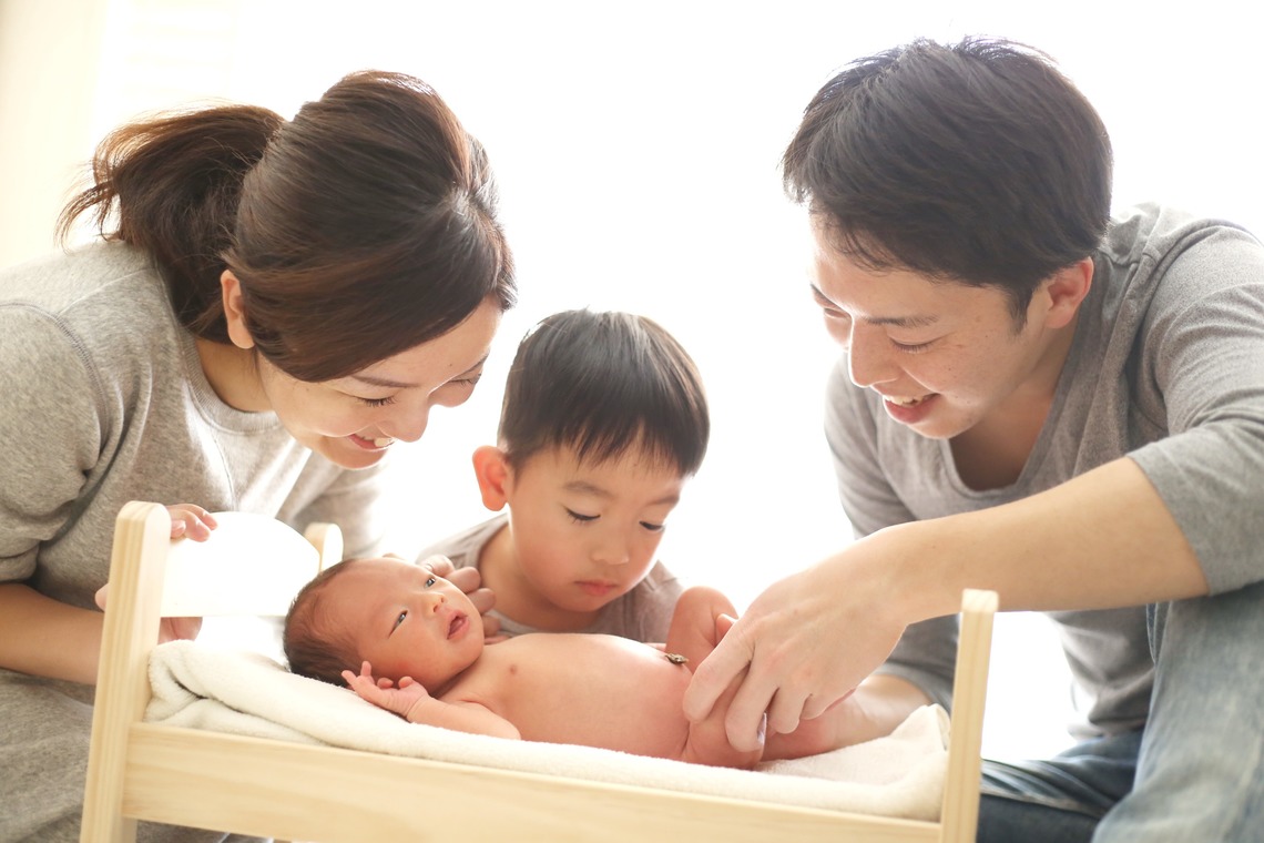 出張撮影HUG TIMEが出張撮影した家族写真(キッズ,ベビーフォト)などが写った「ニューボーンフォト＠ご自宅」の家族写真