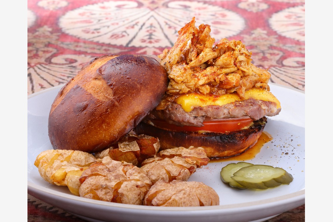 森安　照が撮影した「ハンバーガー・ドッグ・サンド」の写真