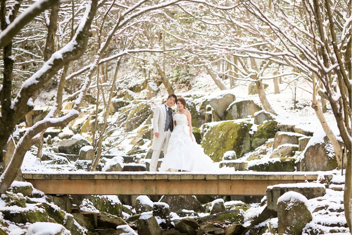 KIKIウェディングが撮影した写真のアルバム「白い雪での二人」