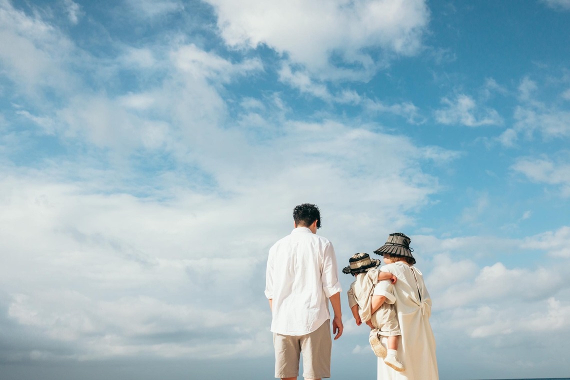 ポートレート沖縄が撮影した「自然の中の家族の自然な姿＠読谷村の海岸と芝生」の写真