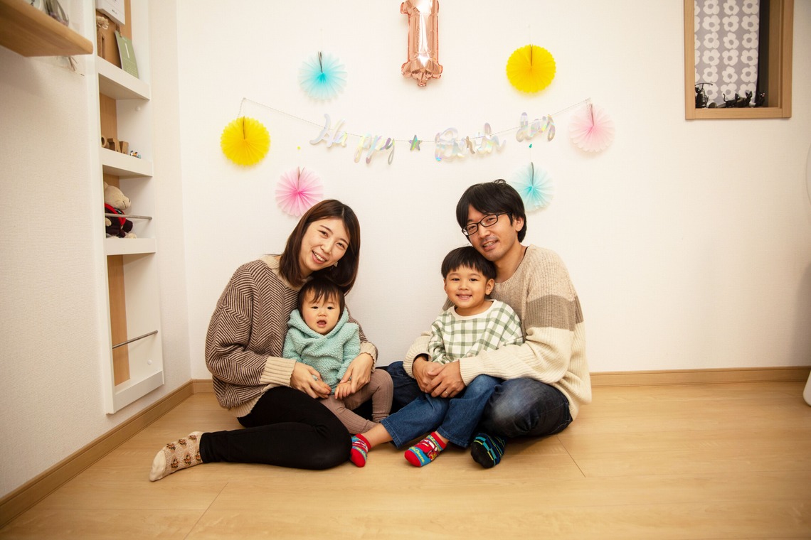 岩坪眞一郎が出張撮影した家族写真(キッズ,ベビーフォト)などが写った「一歳の誕生日記念」の家族写真