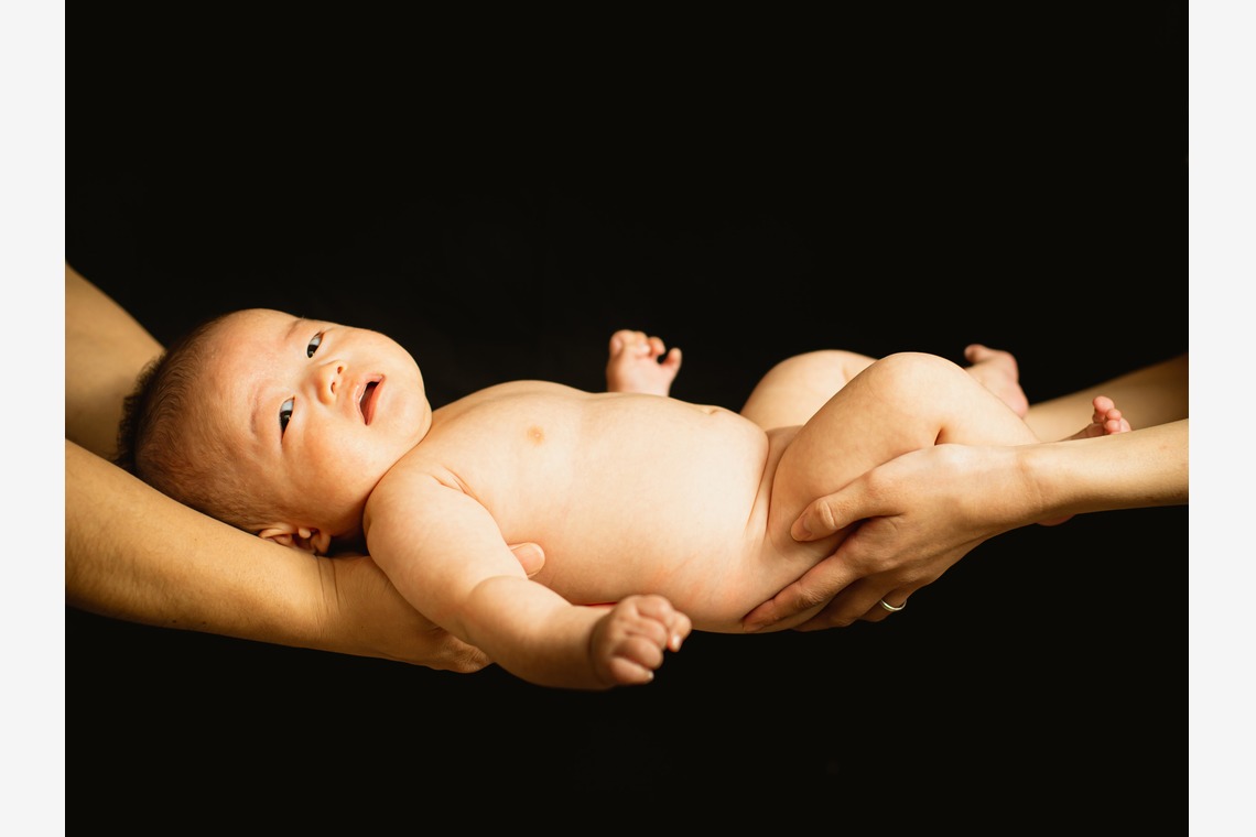 ゾクが出張撮影した家族写真(キッズ,ベビーフォト)などが写った「ニューボーンフォト」の家族写真