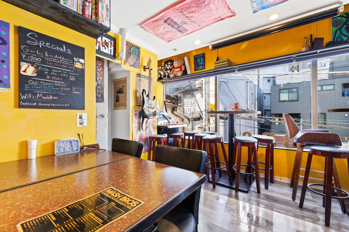 山内　信弥が撮影した「ブリティッシュパブ、タトゥースタジオ」の写真