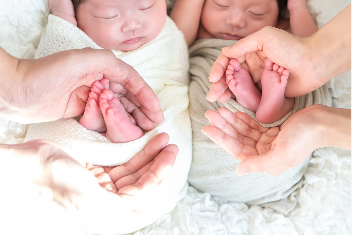 サキヤマ リエが撮影した「白&ベージュ系・ひつじ＆犬・男女の双子ちゃんのニューボーンフォト」の写真