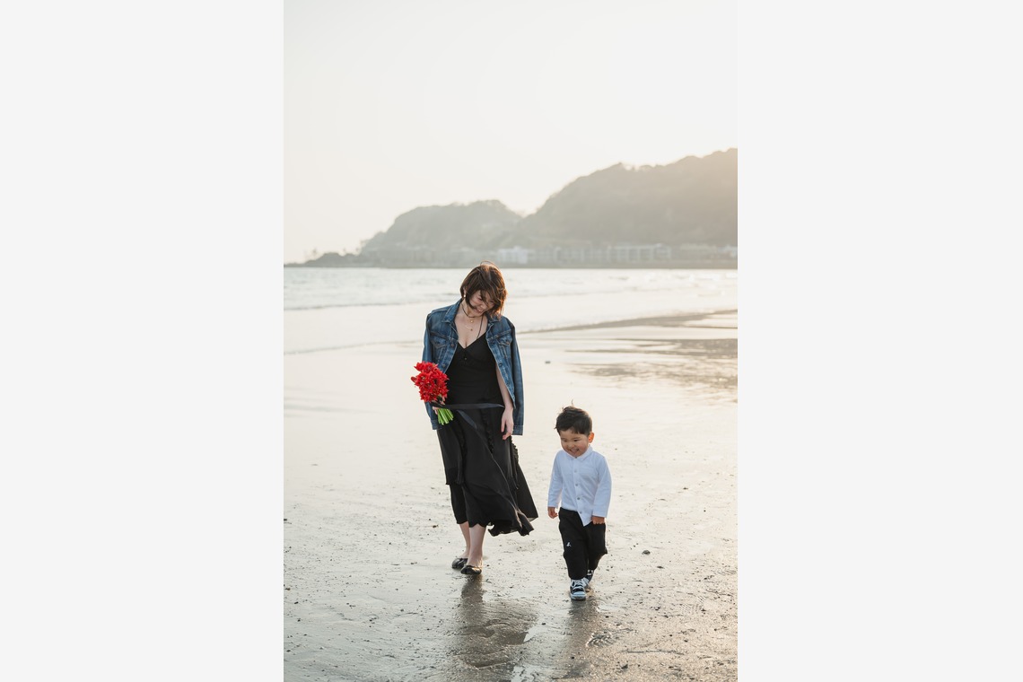 Album of the Location Photo Shoot taken by ICHI PHOTO - Post-shooting at Yuigahama Beach in Kamakura
