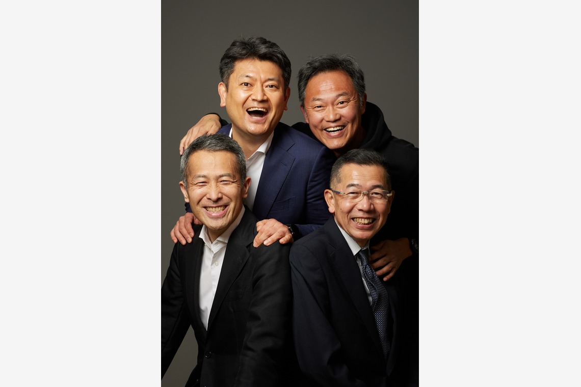 松井シンジが撮影した写真のアルバム「グループ・チーム・タスクフォース」