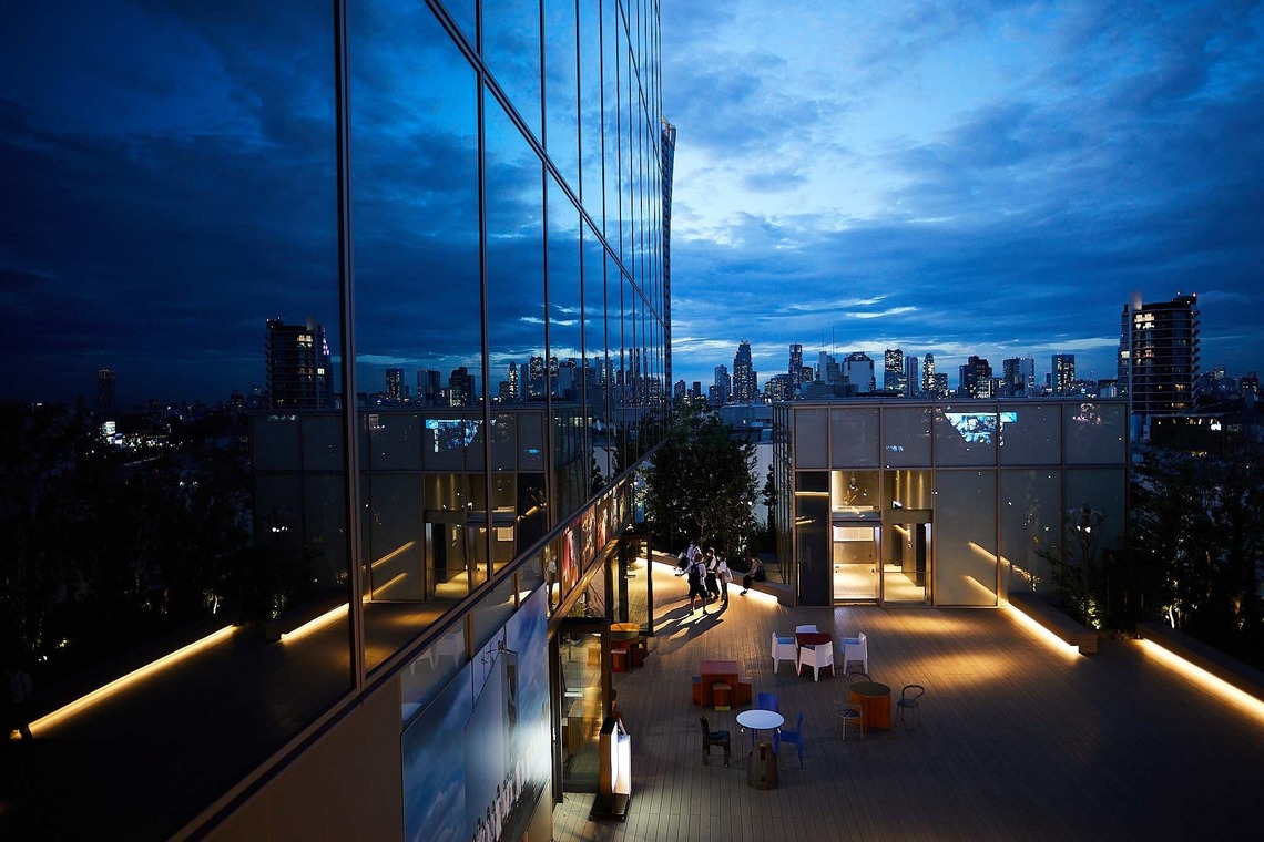 稲葉幸辰が撮影した写真のアルバム「夜空に輝く欅坂46」