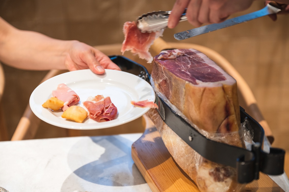 Photo of Restaurant wedding advertising shoot taken by uno e creative act.