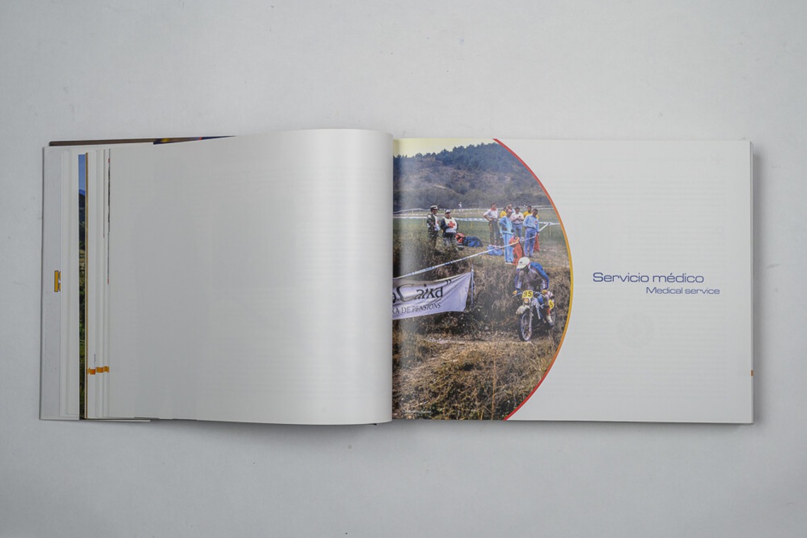 アクスルが撮影した写真のアルバム「1985　INTERNATIONAL SIX DAYS ENDURO」