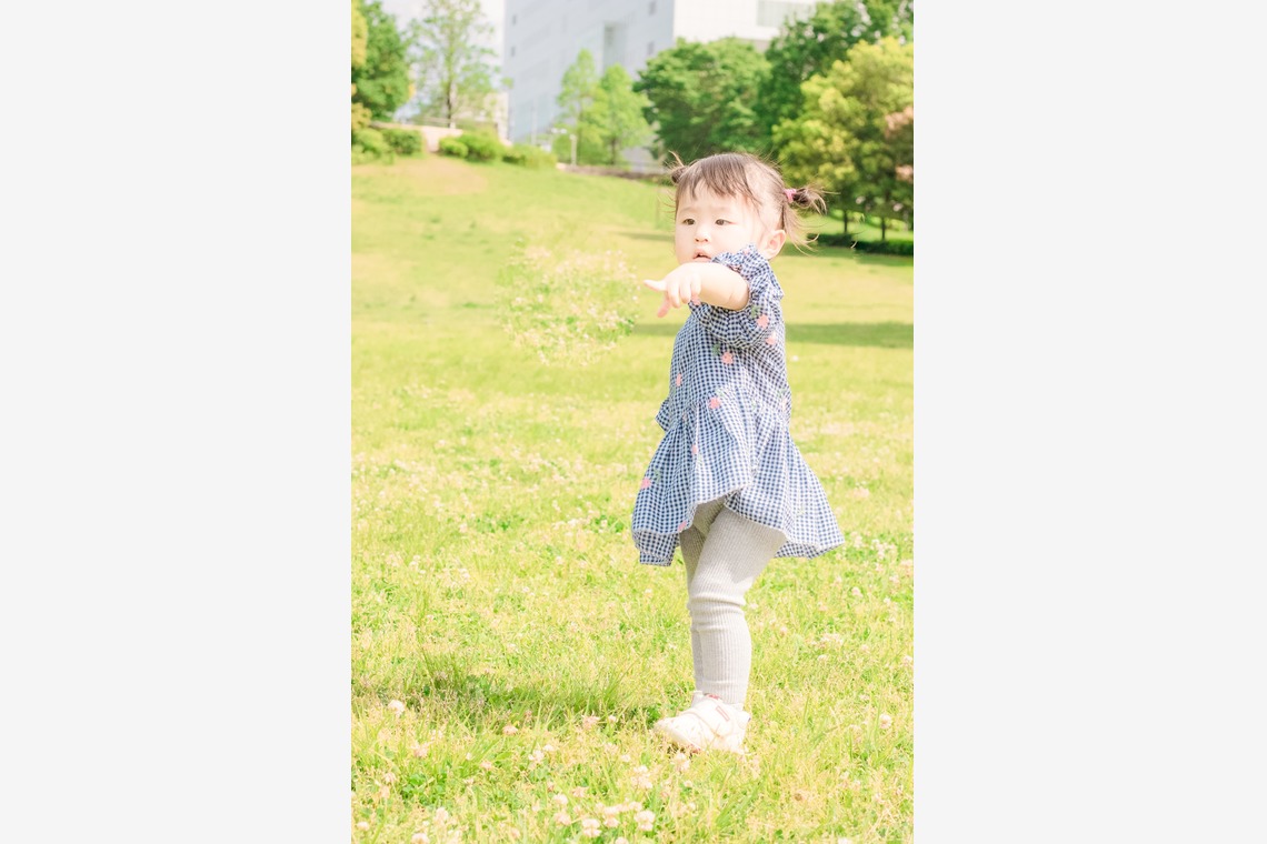 ゆのみふぉとが出張撮影した家族写真(キッズ,ベビーフォト)などが写った「芝生での一コマ」の家族写真