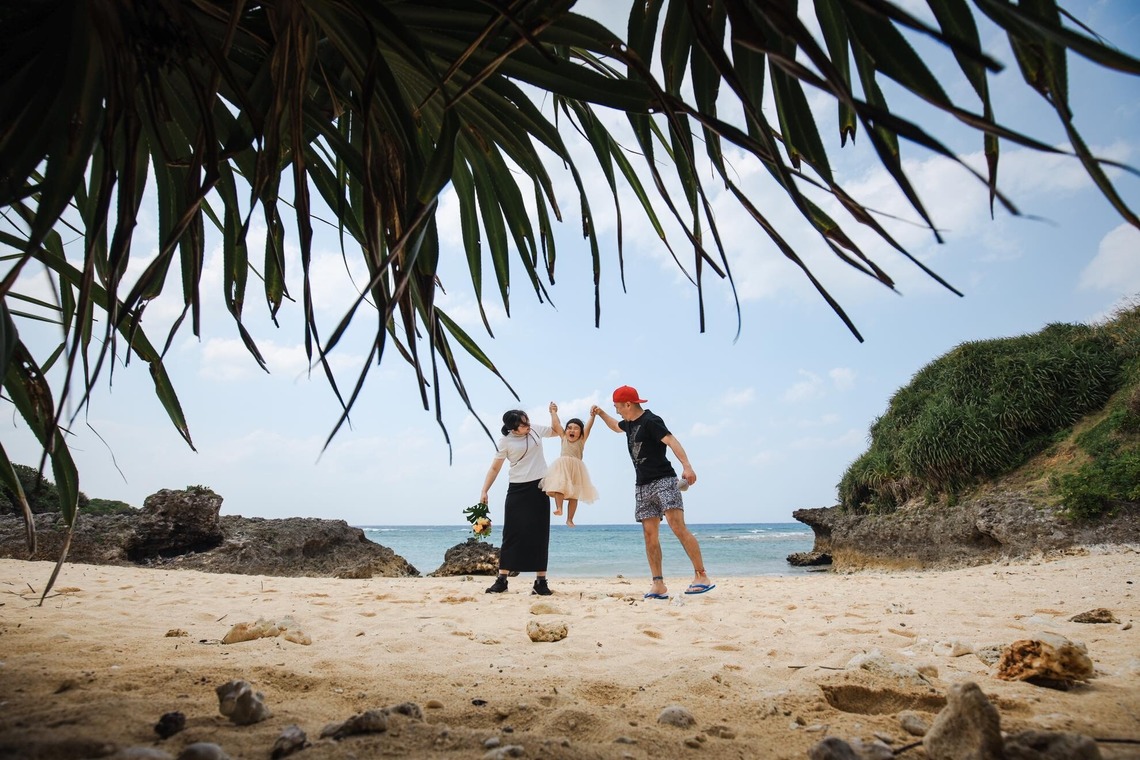 ポートレート沖縄が出張撮影した家族写真(キッズ,ベビーフォト)などが写った「天真爛漫な女の子３歳の誕生日」の家族写真