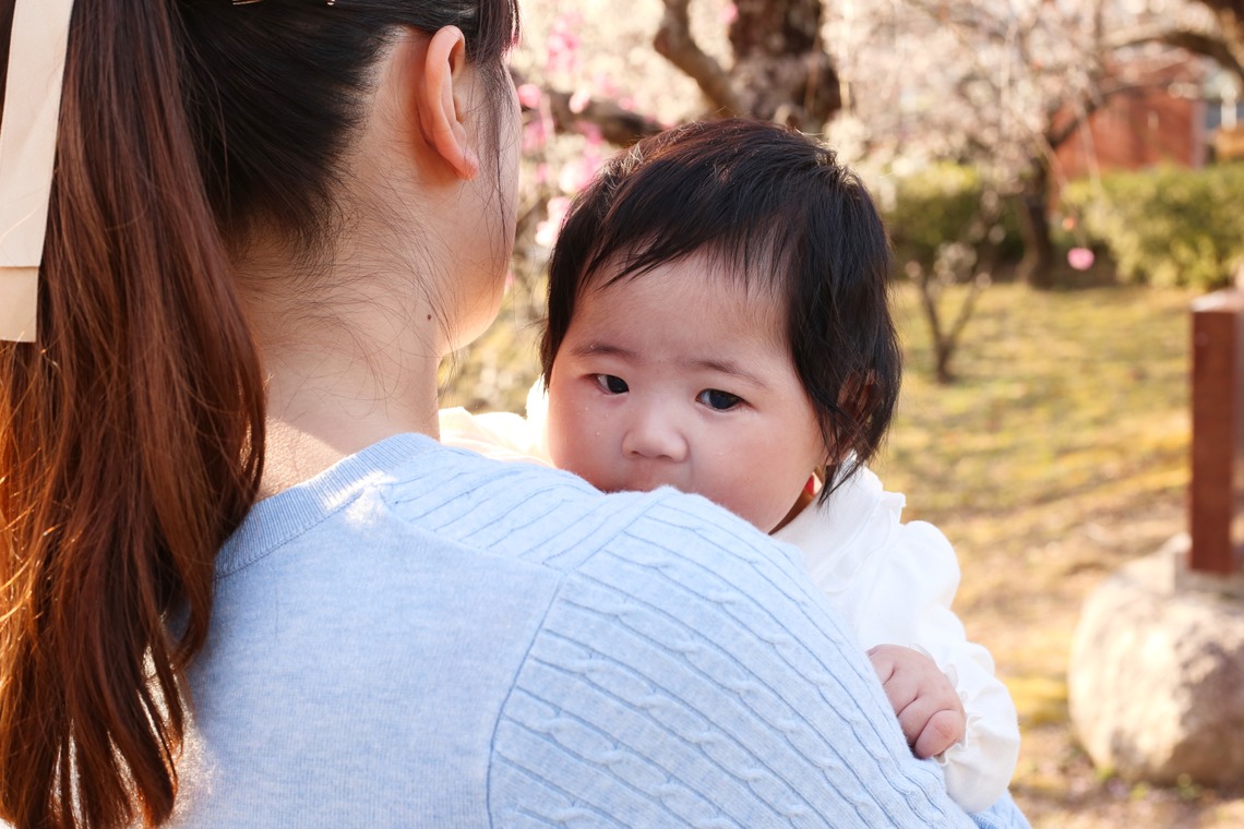 竹内雅俊が出張撮影した家族写真(キッズ,ベビーフォト)などが写った「初節句と初めての梅」の家族写真