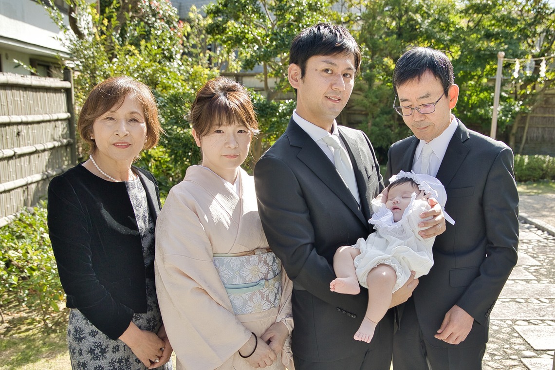 naru2photoが出張撮影した家族写真(キッズ,ベビーフォト)などが写った「初宮撮影」の家族写真