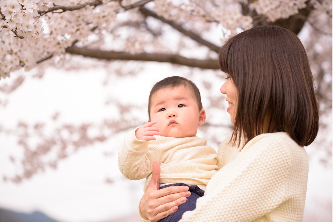 Lightgraphyが撮影した「桜の下の親子フォト」の写真