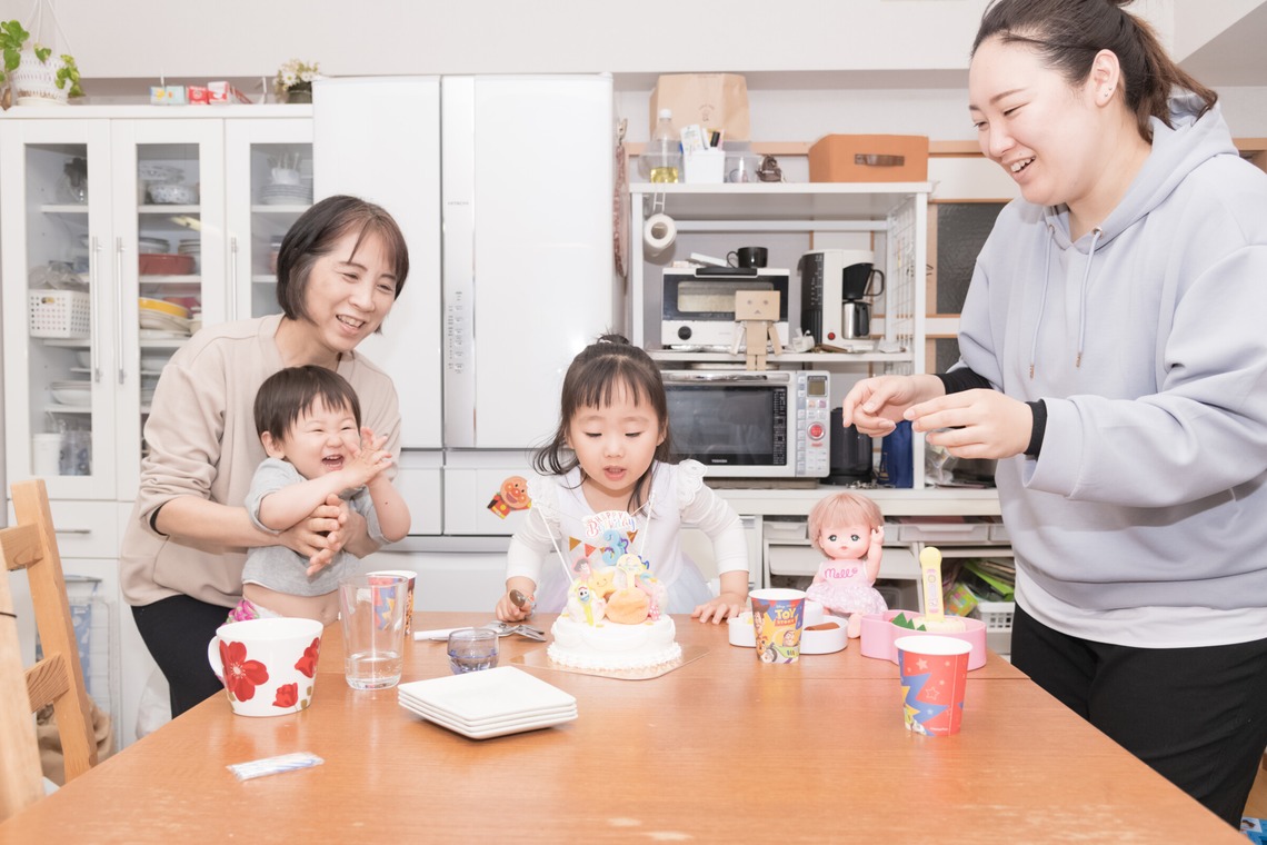 フォトスタジオ　ちっくたっくが出張撮影した家族写真(キッズ,ベビーフォト)などが写った「ファミリーフォト(ファミリー・キッズ・ベビー)」の家族写真