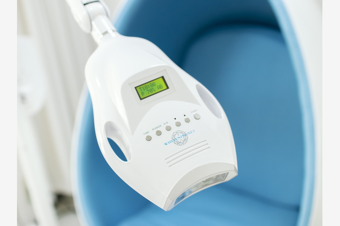 三好治輝が撮影した写真のアルバム「ホワイトニングサロン」