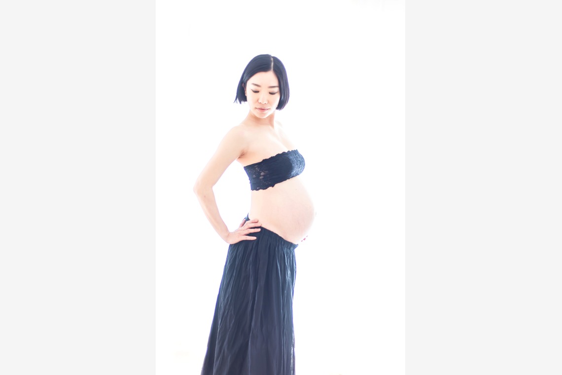 サキヤマ リエが出張撮影した家族写真(キッズ,ベビーフォト)などが写った「マタニティフォト（本厚木/カメラマン自宅撮影/衣装・背景あります)」の家族写真