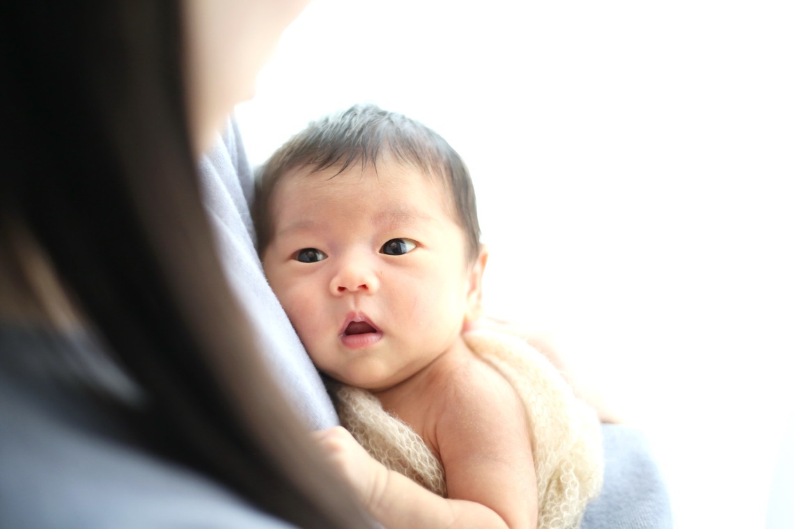 出張撮影HUG TIMEが出張撮影した家族写真(キッズ,ベビーフォト)などが写った「ニューボーンフォト＠自宅撮影」の家族写真