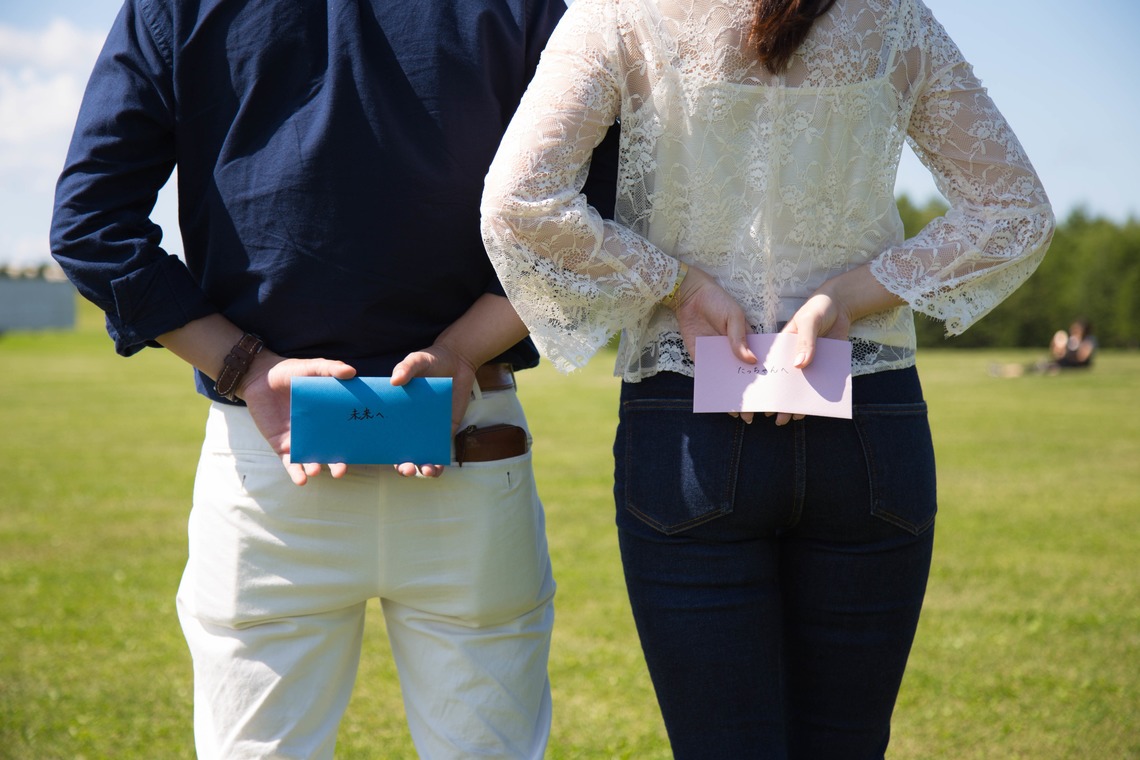 Happy with Photosが出張撮影した家族写真(キッズ,ベビーフォト)などが写った「アニバーサリーフォト(結婚記念日)＠札幌市・モエレ沼公園」の家族写真