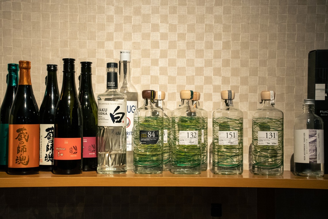 須田桃加が撮影した写真のアルバム「紺と白様」