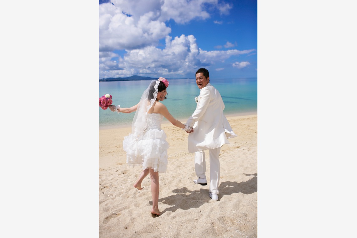 ウエディングラウンジが撮影した写真のアルバム「ビーチフォトウェディング」
