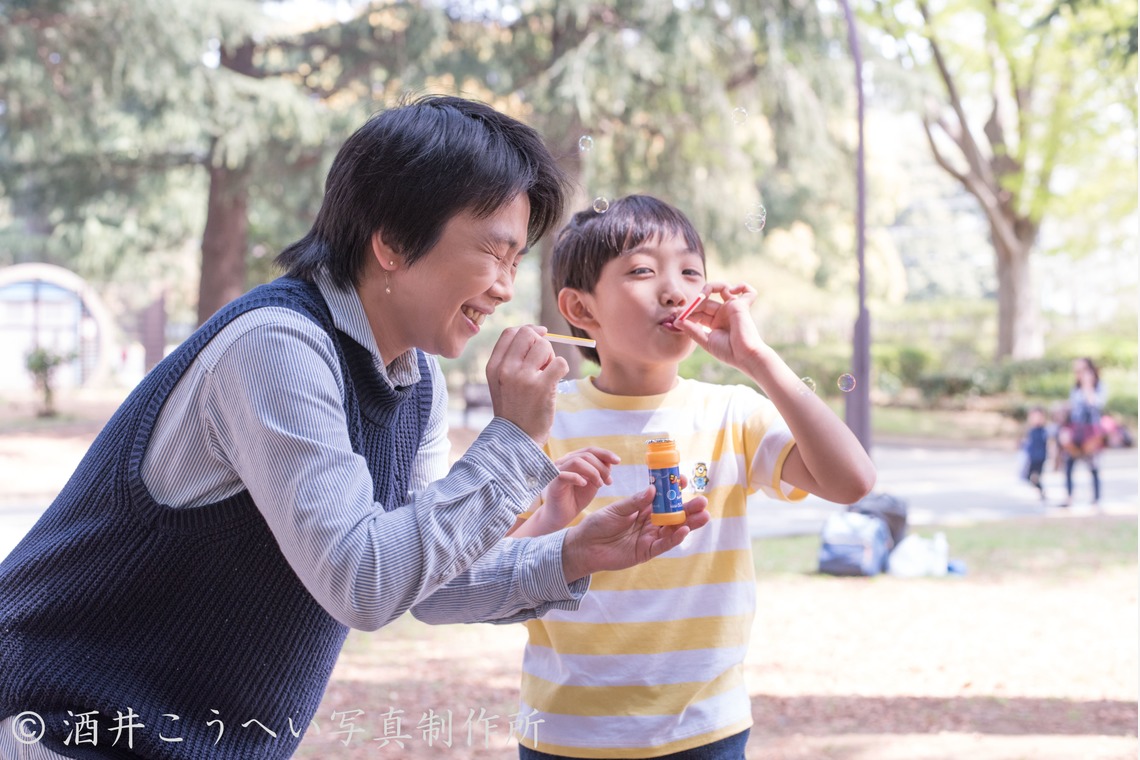 酒井こうへい写真製作所が撮影した「公園でファミリーフォト」の写真