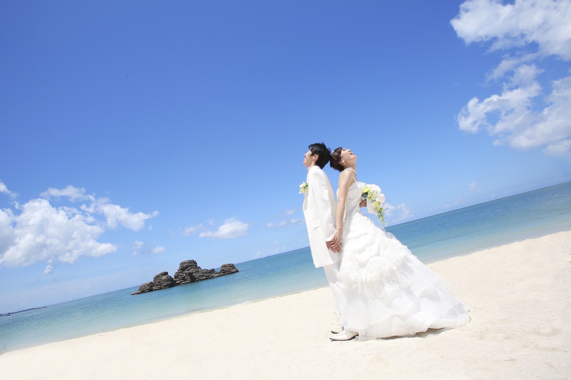 ウエディングラウンジが撮影した「ビーチフォトウェディング」の写真