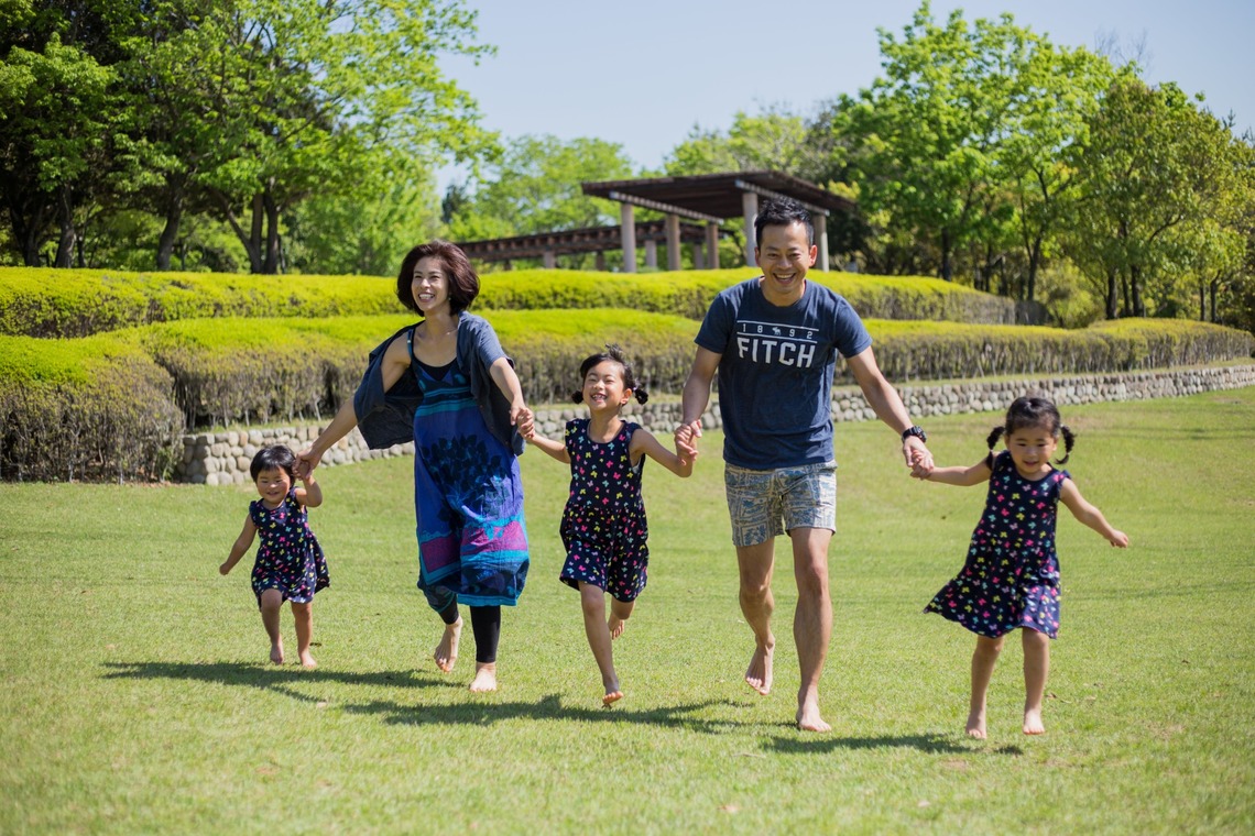 フォスタムが出張撮影した家族写真(キッズ,ベビーフォト)などが写った「春の公園で家族フォト」の家族写真