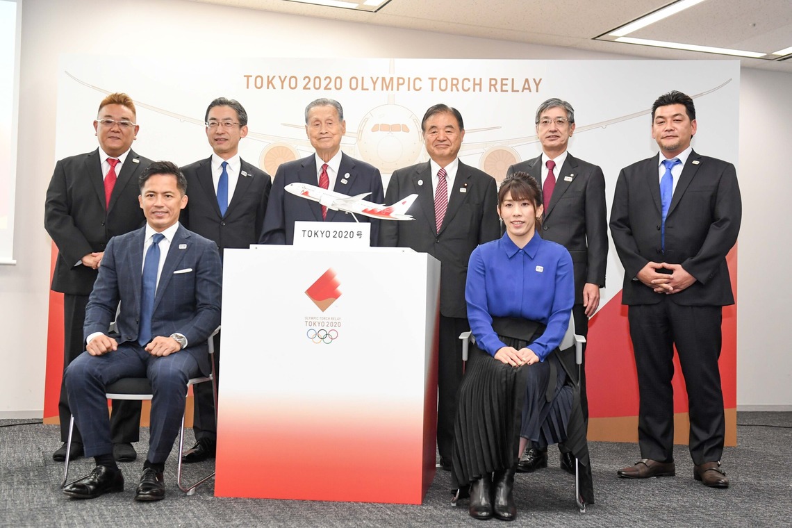 石津祐介が撮影した写真のアルバム「記者会見」