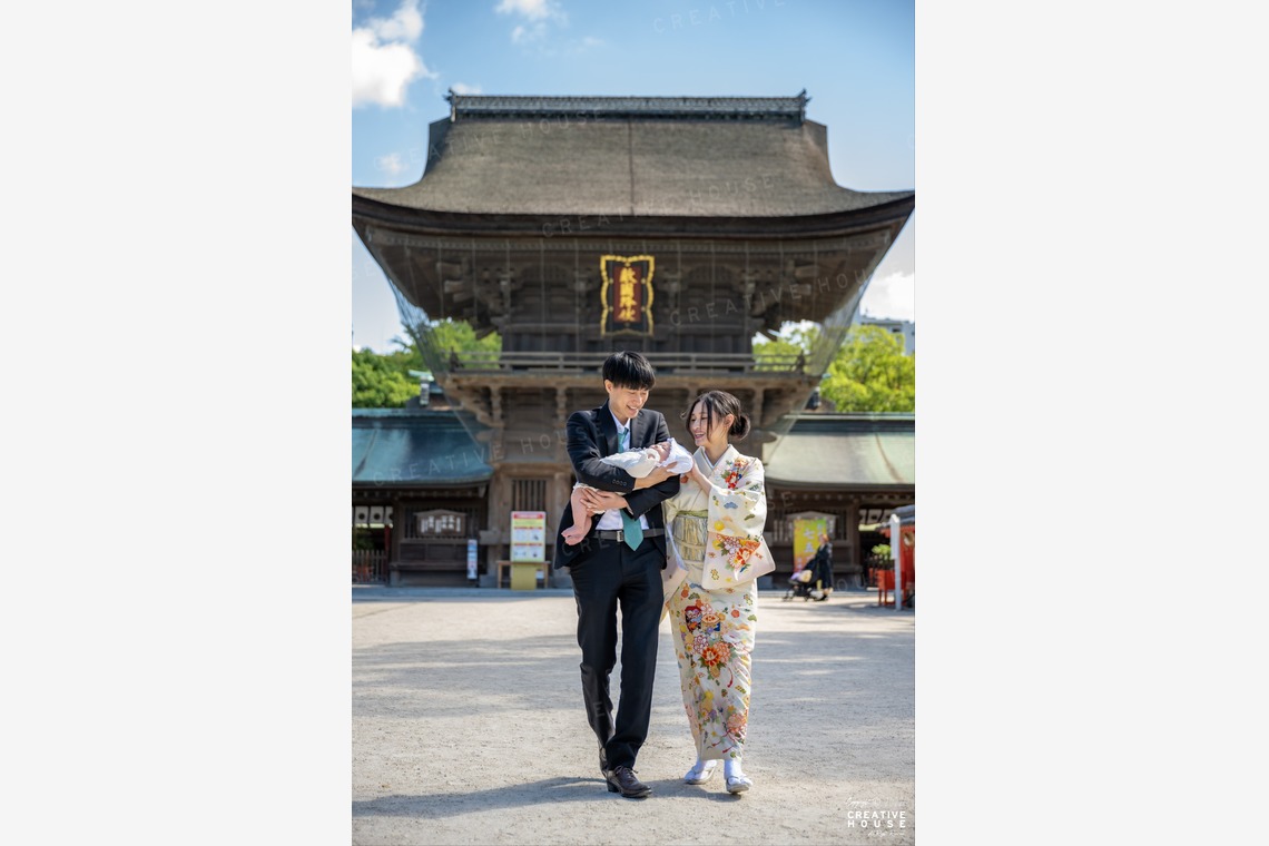 CREATIVE HOUSEが出張撮影した家族写真(キッズ,ベビーフォト)などが写った「お宮参り」の家族写真