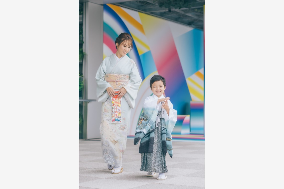 踊るカメラマンAKIRAが出張撮影した家族写真(キッズ,ベビーフォト)などが写った「お着物撮影」の家族写真