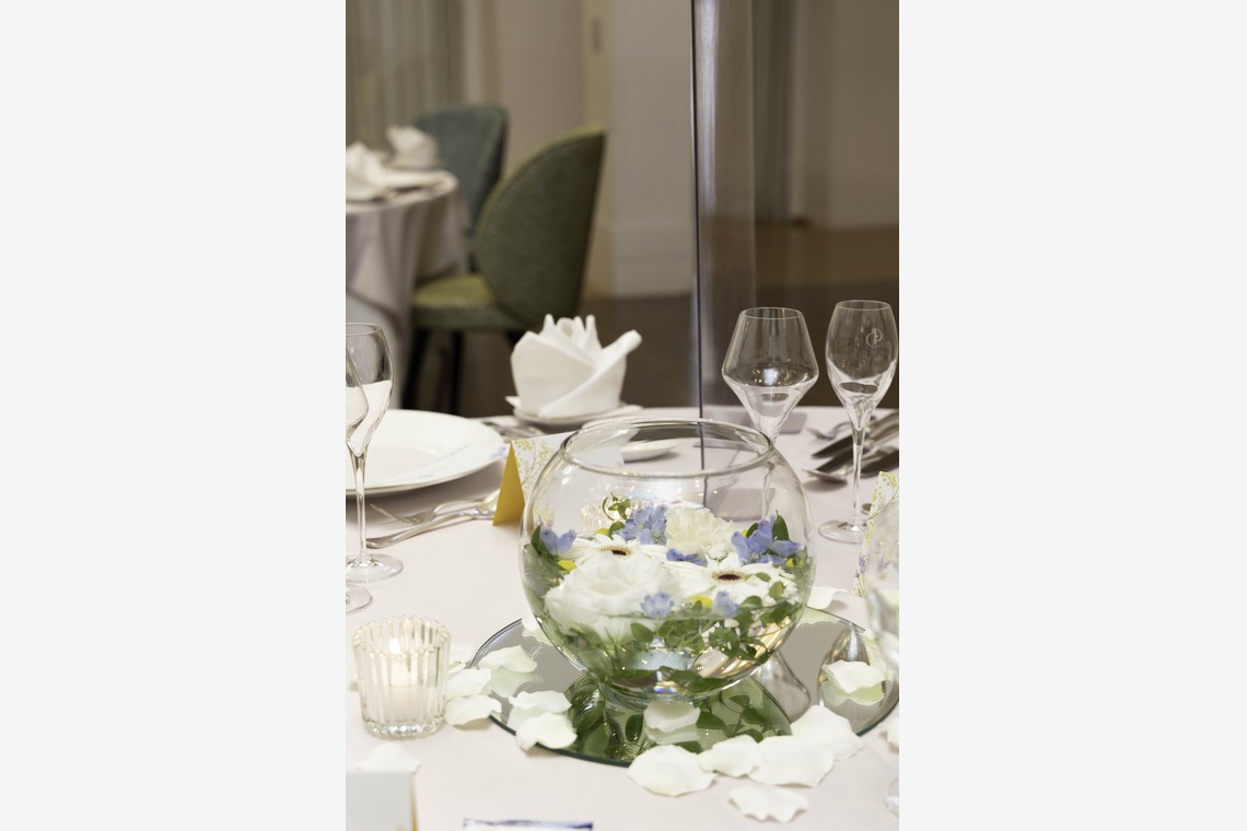 ミヤタカズコが撮影した写真のアルバム「ウエディングフラワー」