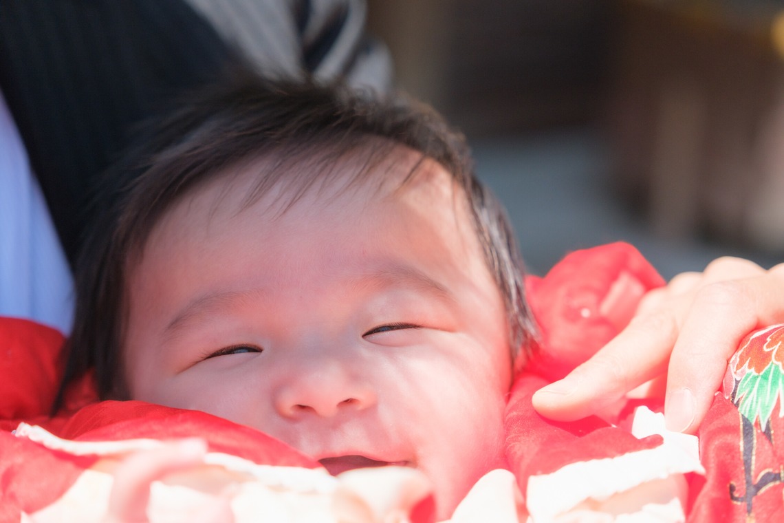 高夏写真店が出張撮影した家族写真(キッズ,ベビーフォト)などが写った「お宮参りの撮影」の家族写真