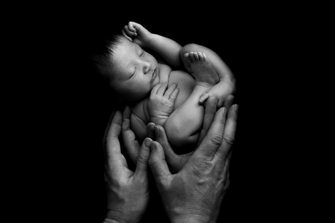 サキヤマ リエが撮影した写真のアルバム「ラベンダー系・黒背景・女の子のニューボーンフォト 」