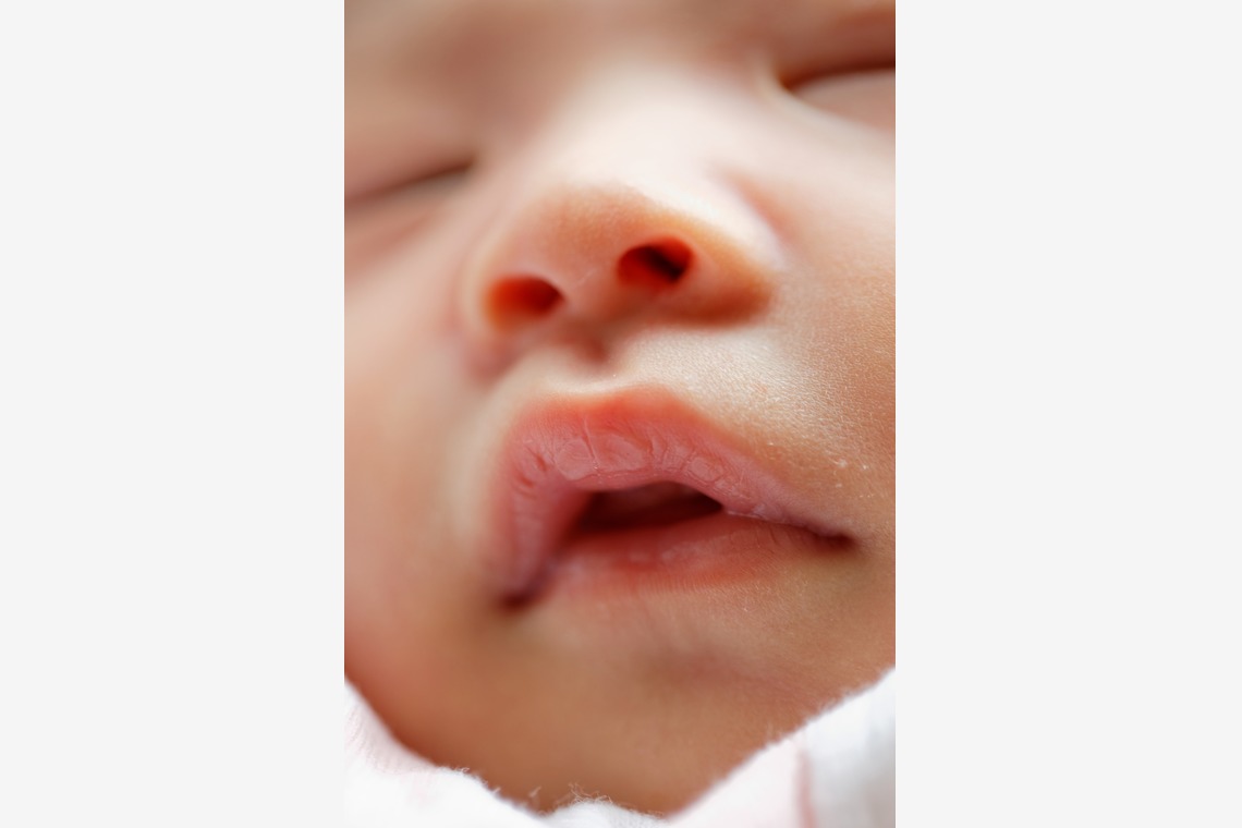 Yuki Shimada Photographyが出張撮影した家族写真(キッズ,ベビーフォト)などが写った「ニューボーンフォト」の家族写真