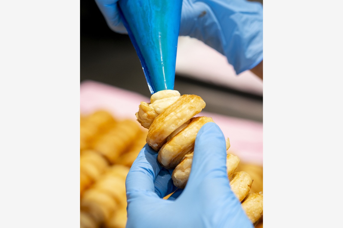 戸澤麻衣が撮影した写真のアルバム「クニャーネの店」