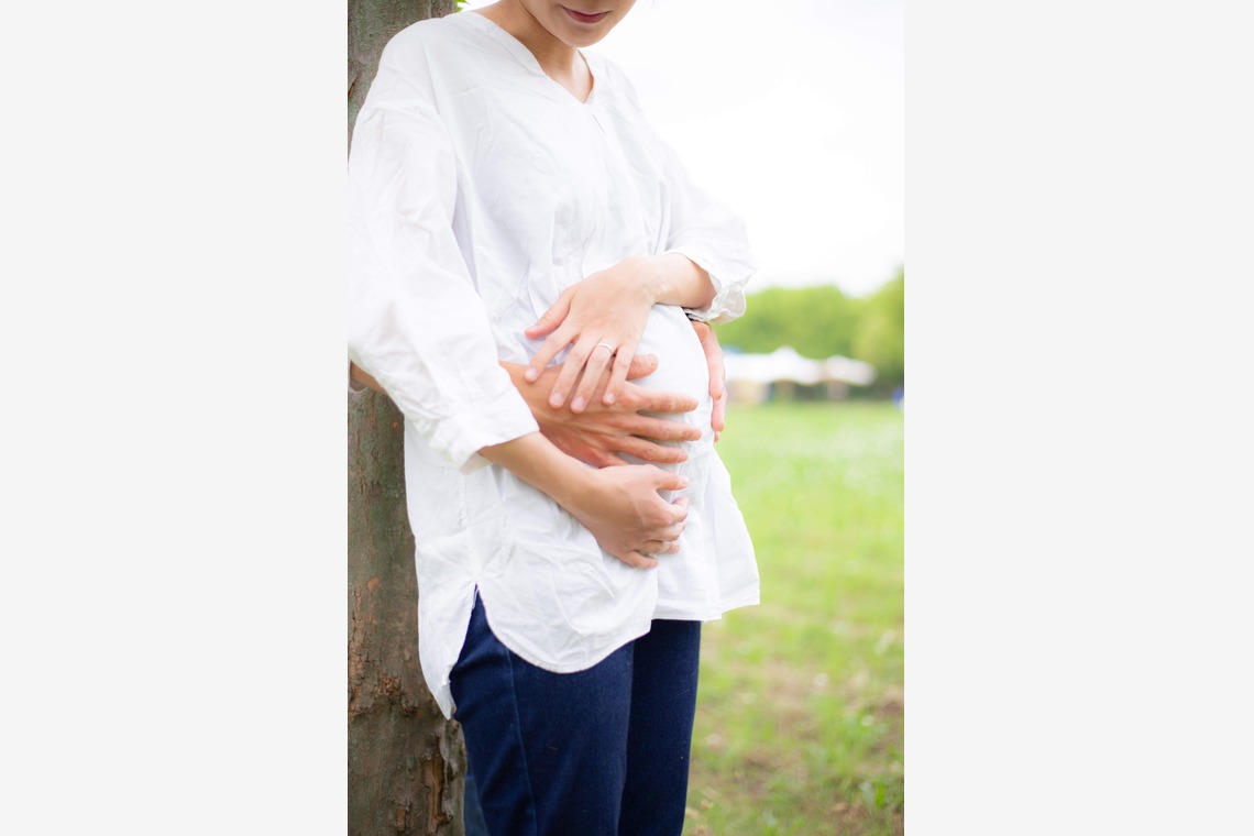 中井企画が出張撮影した家族写真(キッズ,ベビーフォト)などが写った「マタニティカップルフォト」の家族写真