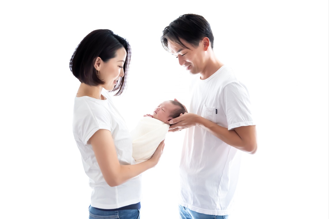 サキヤマ リエが出張撮影した家族写真(キッズ,ベビーフォト)などが写った「ホワイト系・ひつじのぬいぐるみ・男の子のニューボーンフォト 」の家族写真