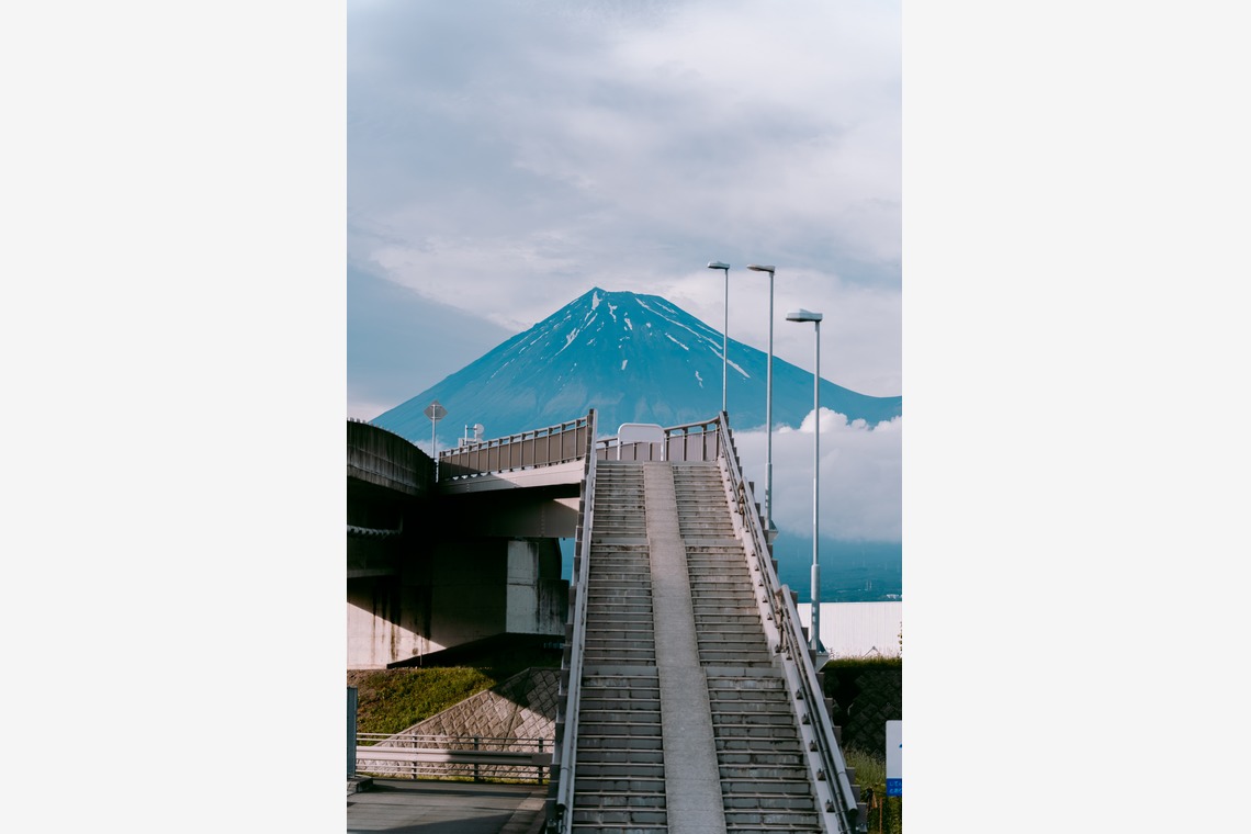 三橋宣貴が出張撮影した家族写真(キッズ,ベビーフォト)などが写った「富士山の名所_夢の大橋にて」の家族写真