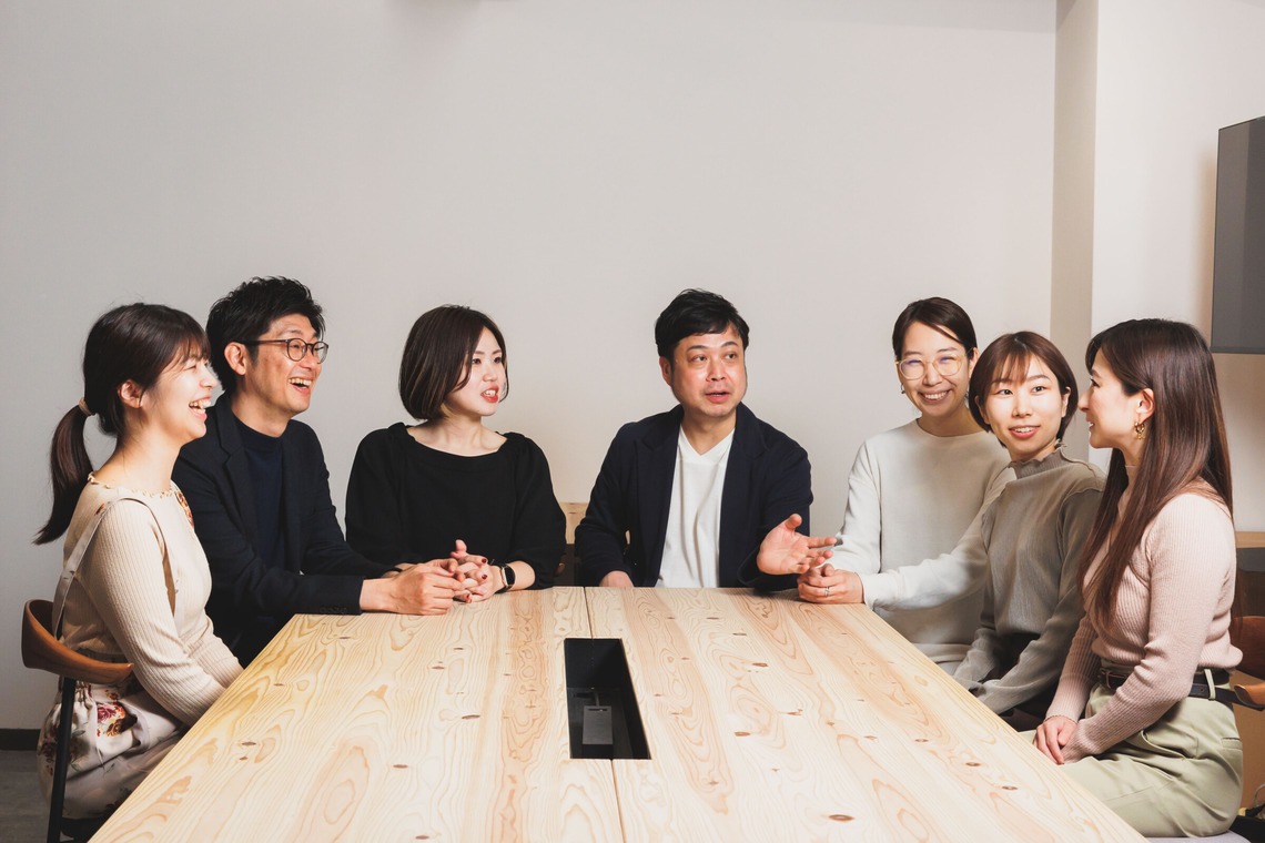 松井シンジが撮影した「インタビュー・ミーティング撮影」の写真