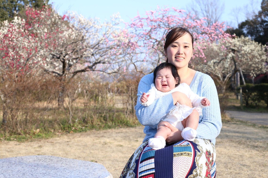竹内雅俊が出張撮影した家族写真(キッズ,ベビーフォト)などが写った「初節句と初めての梅」の家族写真