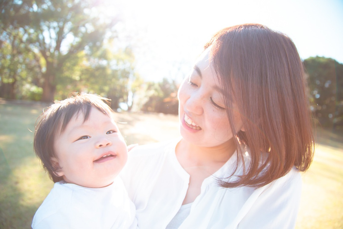 ゆのみふぉとが出張撮影した家族写真(キッズ,ベビーフォト)などが写った「芝生での一コマ」の家族写真