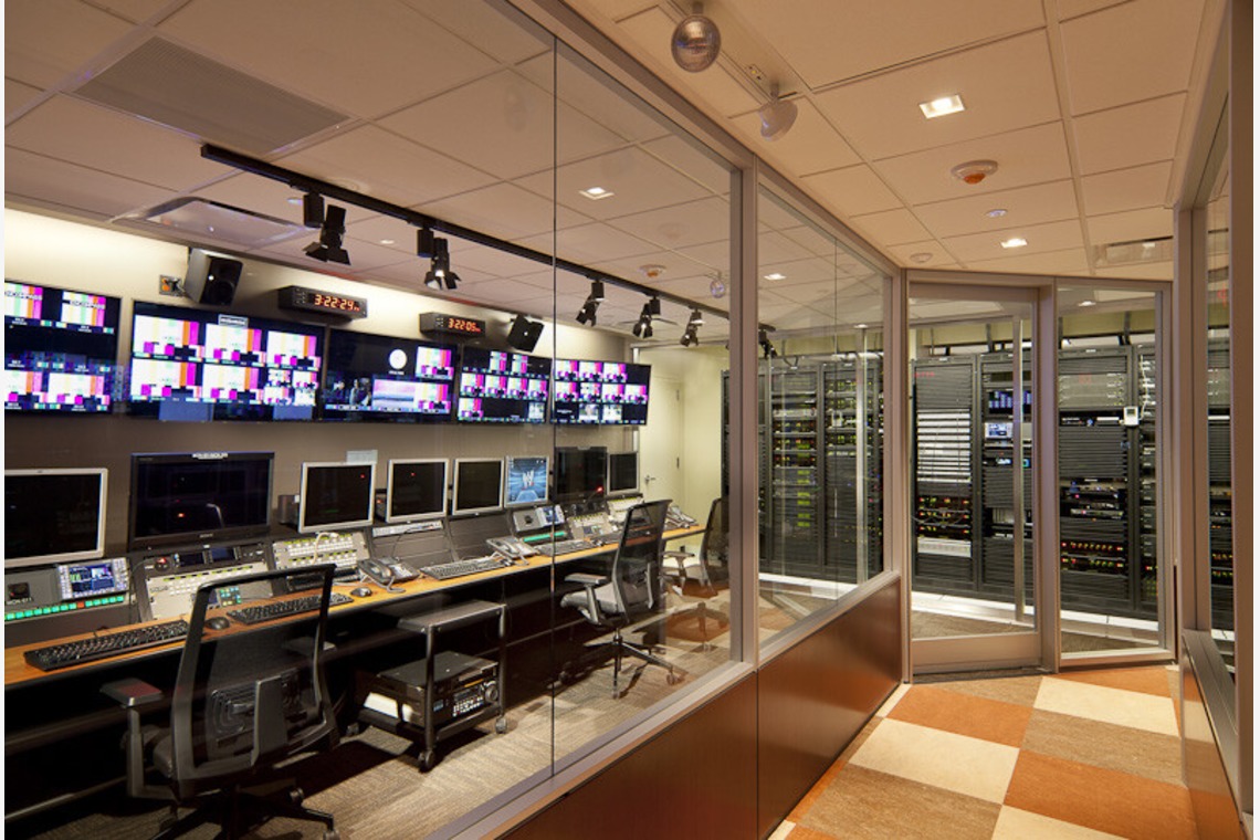 富岡敦が撮影した「テレビ・ラジオ局」の写真